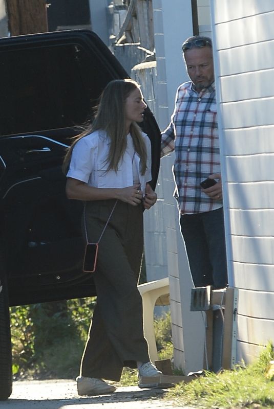 MARGOT ROBBIE Loads Luggage into a Car in Los Angeles 11/20/2022