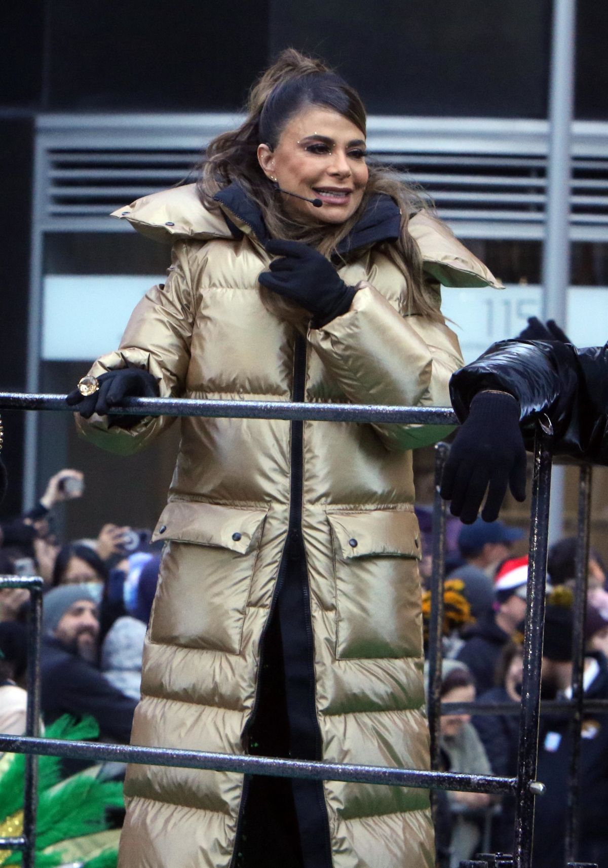paula-abdul-at-96th-macy-s-thanksgiving-day-parade-in-new-york-11-24