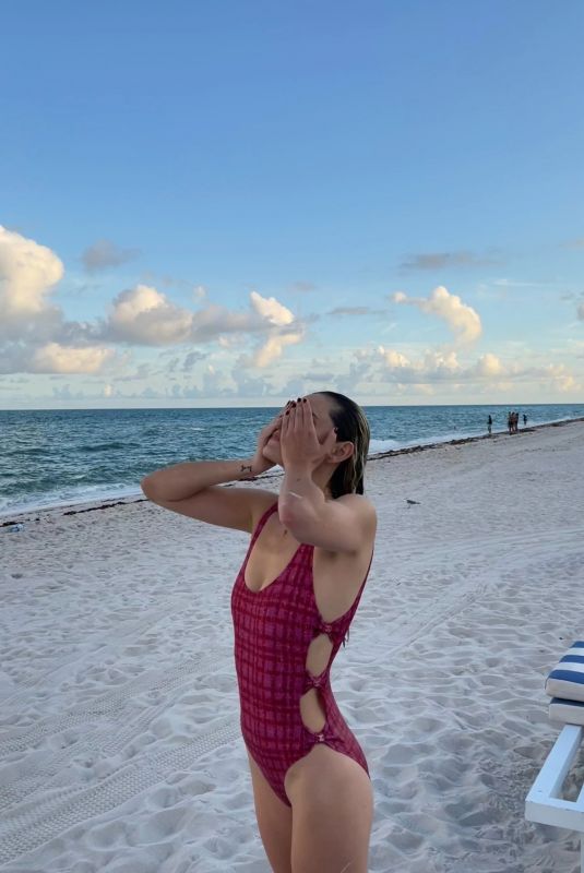 PHOEBE TONKIN – Chanel’s Miami Resort 2023 Show Photo Diary, November 2022