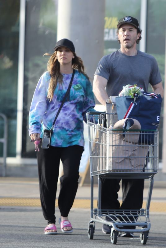 Pregantn KALEY CUOCO and Tom Pelphrey Out in Los Angeles 11/22/2022