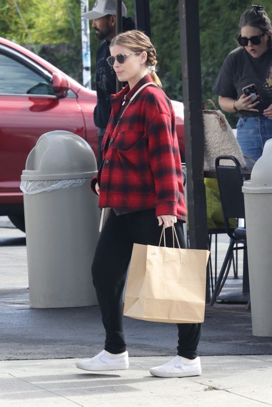 Pregnant KATE MARA Out Picking up Lunch in Los Angeles 11/02/2022