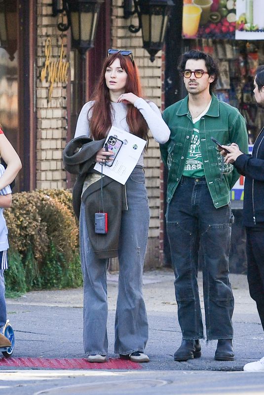 Pregnant SOPHIE TURNER and Joe Jonas Out with a Realtor in New York 11/02/2022