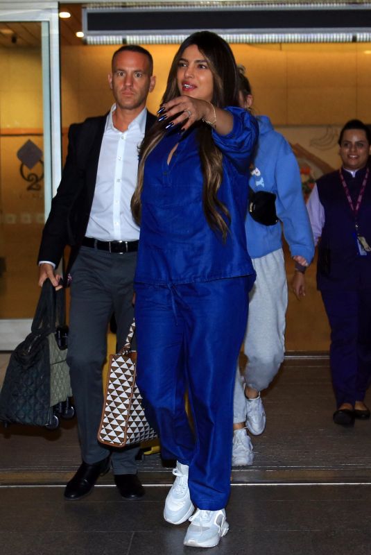 PRIYANKA CHOPRA Arrives at Mumbai Airport 11/01/2022