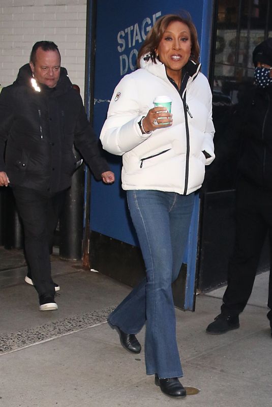 ROBIN ROBERTS Leaves Good Morning America Studio in New York 11/21/2022