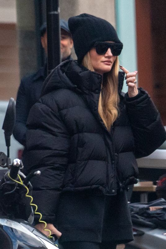 ROSIE HUNTINGTON-WHITELEY Leaves a Gym in Chelsea 11/18/2022