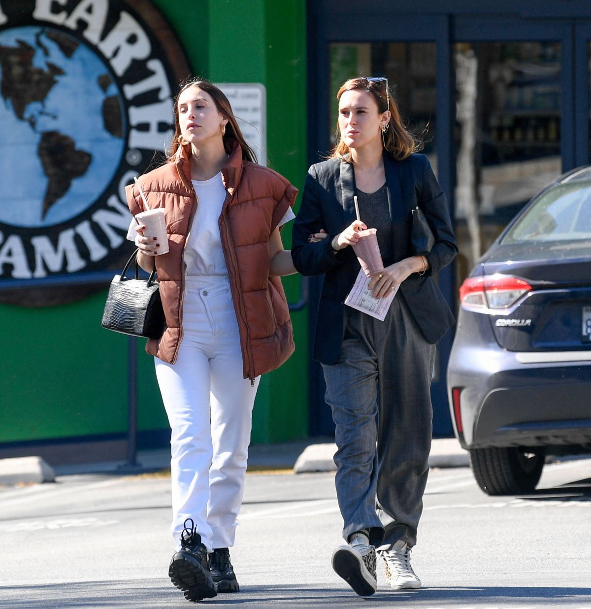 RUMER and SCOUT WILLIS Out for Smoothie in Los Feliz 11/03/2022 ...