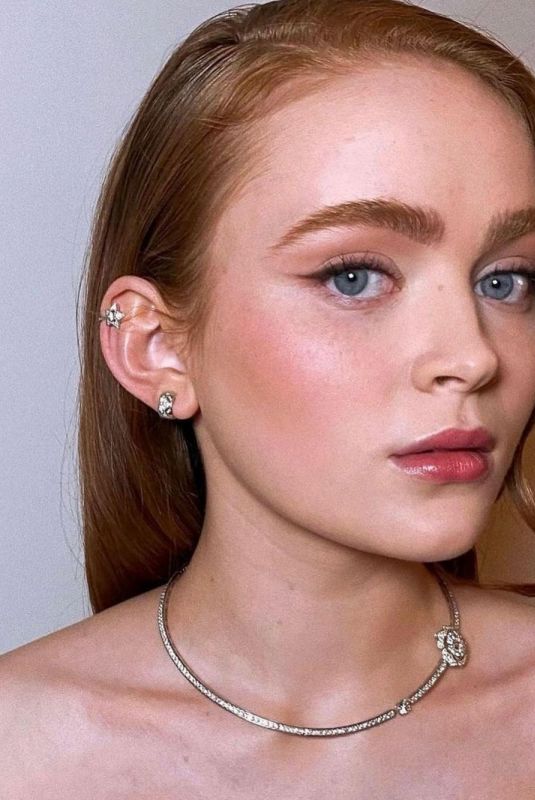 SADIE SINK - Instagram Photos 11/29/2022