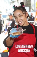 TINASHE at Thanksgiving Dinner to Unhoused Community off Los Angeles at Los Angeles Mission 11/23/2022