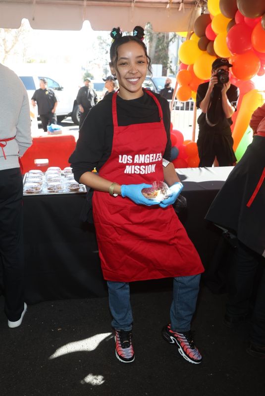 TINASHE at Thanksgiving Dinner to Unhoused Community off Los Angeles at Los Angeles Mission 11/23/2022