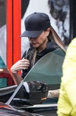 VICTORIA BECKHAM Out Shopping at Muji in Kensington High Street 11/19/2022