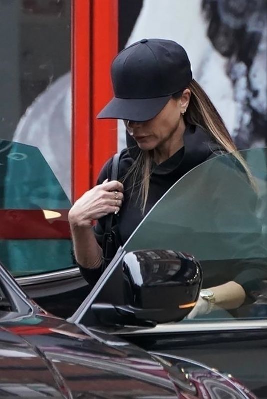VICTORIA BECKHAM Out Shopping at Muji in Kensington High Street 11/19/2022