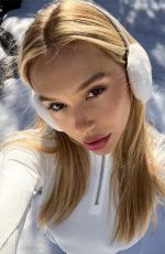 ALEXIS REN for Alo Yoga 2022