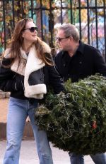 BROOKE SHIELDS Out and About in New York 12/18/2022