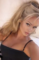 CAROLINA V. MARIE - Instagram Photos 12/19/2022