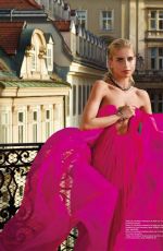 CAROLINE DAUR in L