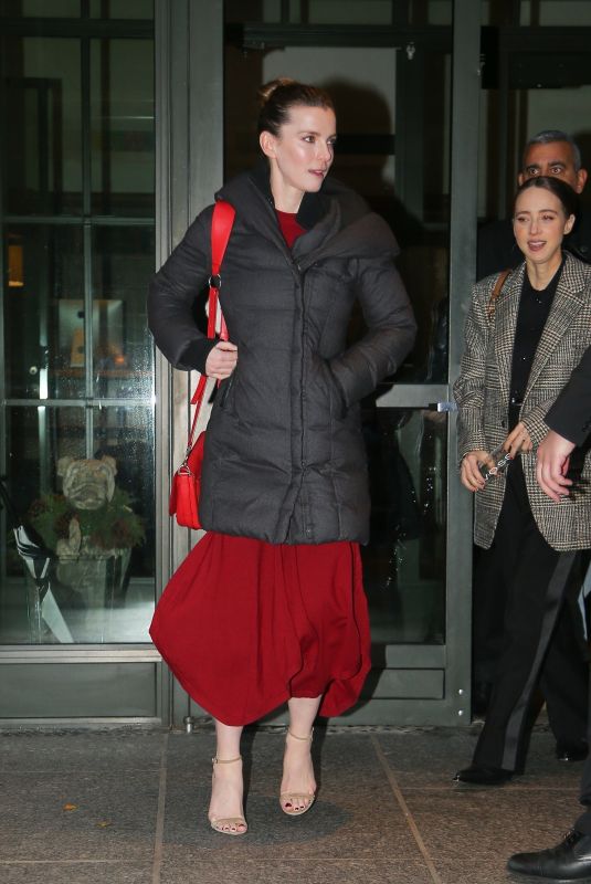 ELIZABETH GILPIN Leaves Her Hotel in New York 12/12/2022