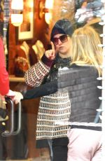 GOLDIE HAWN and KATE HUDSON Doing Some Last-minute Christmas Shopping in Aspen 12/23/2022