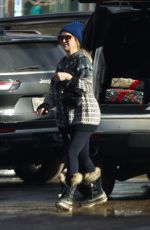GOLDIE HAWN and KATE HUDSON Doing Some Last-minute Christmas Shopping in Aspen 12/23/2022