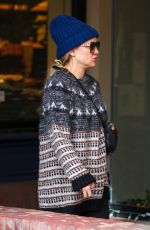 GOLDIE HAWN and KATE HUDSON Doing Some Last-minute Christmas Shopping in Aspen 12/23/2022