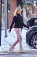 GOLDIE HAWN and KATE HUDSON Doing Some Last-minute Christmas Shopping in Aspen 12/23/2022