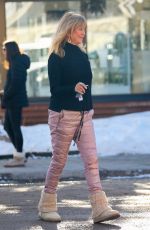 GOLDIE HAWN and KATE HUDSON Doing Some Last-minute Christmas Shopping in Aspen 12/23/2022