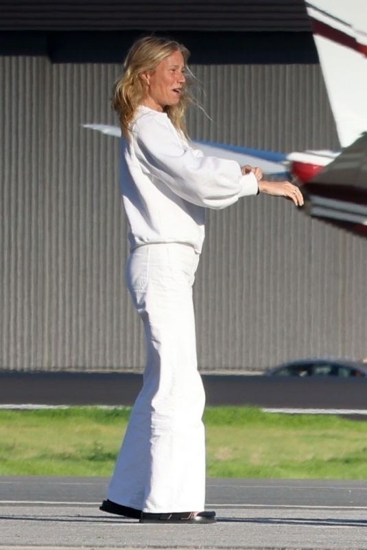 GWYNETH PALTROW Returns to Los Angeles 12/28/2022