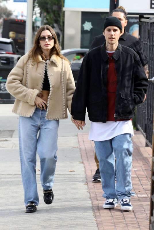 HAILEY and Justin BIEBER Out for Christmas Shopping After Having Breakfast in West Hollywood 12/22/2022