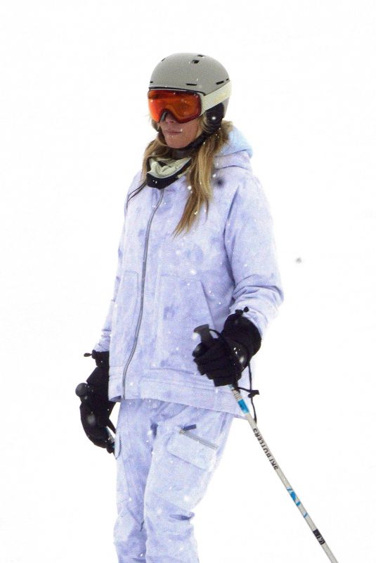 HEIDI KLUM Out Skiing at the Slopes in Aspen 12/28/2022