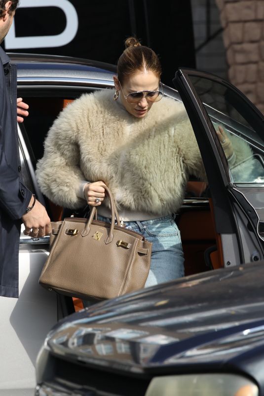 JENNIFER LOPEZ Arrives at a Photoshoot in Los Angeles 12/28/2022