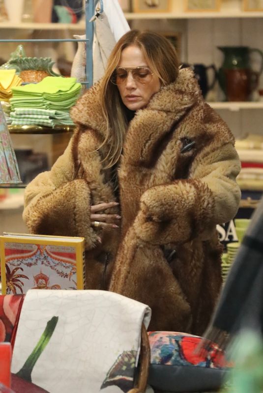 JENNIFER LOPEZ on Christmas Shopping at American Rag in Los Angeles 12/14/2022