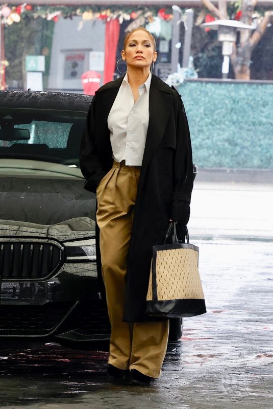 JENNIFER LOPEZ Out and About in Beverly Hills 12/02/2022