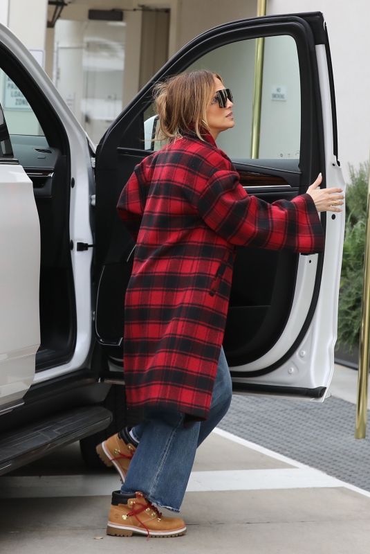 JENNIFER LOPEZ Out and About in Beverly Hills 12/15/2022