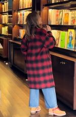 JENNIFER LOPEZ Out Shopping in Beverly Hills 12/15/2022