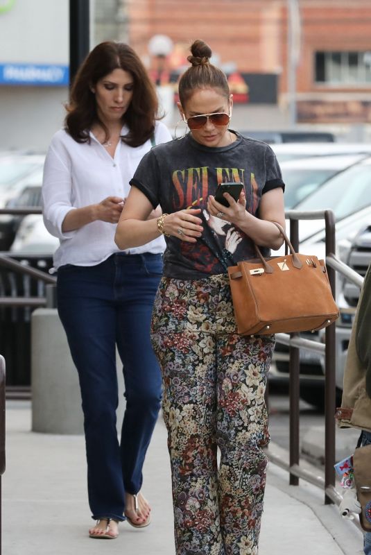 JENNIFER LOPEZ Out Shopping in Los Angeles 12/26/2022