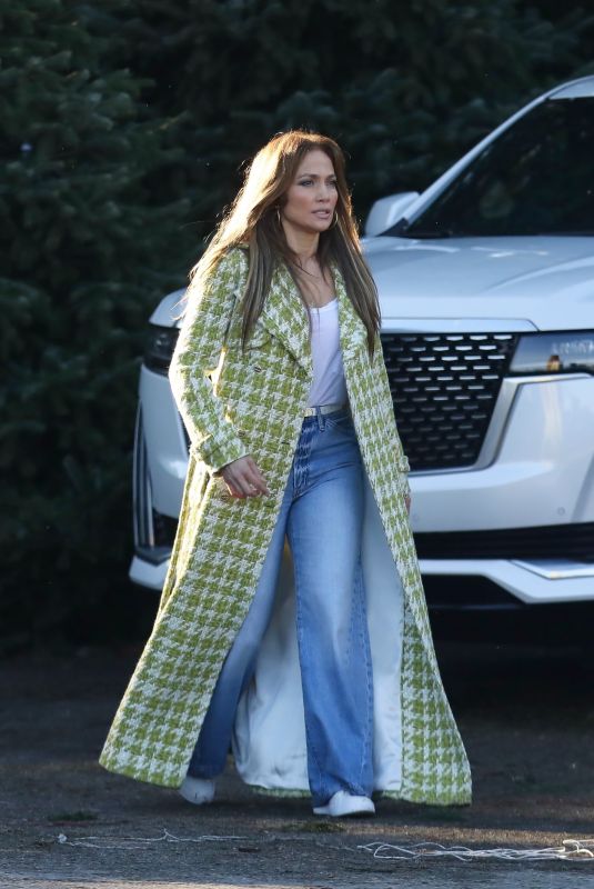 JENNIFER LOPEZ Out Shopping in Santa Monica 12/03/2022