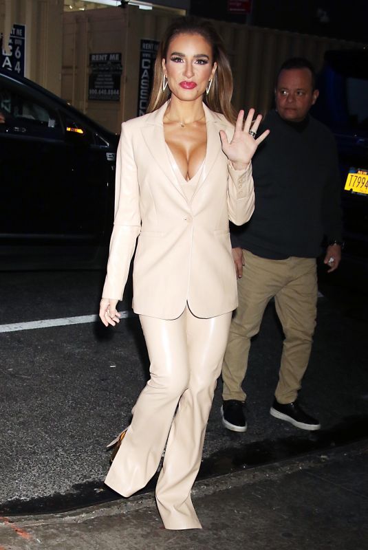 JESSIE JAMES DECKER Arrives at Good Morning America in New York 12/30/2022