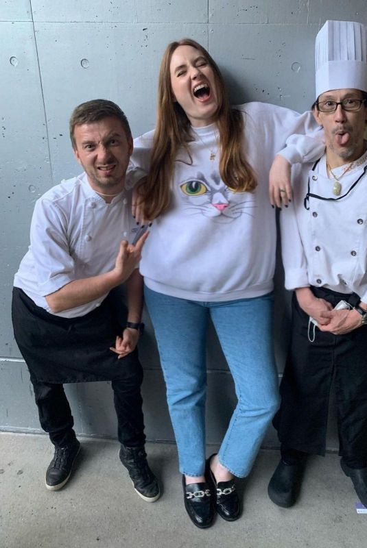 KAREN GILLAN Posing with Chefs of Tokyo Comic Con in Tokyo 11/27/2022