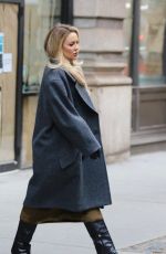 KATE HUDSON Heading to Jimmy Fallon Show in New York 12/12/2022
