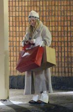 KATE HUDSON Out Shopping in Aspen 12/21/2022