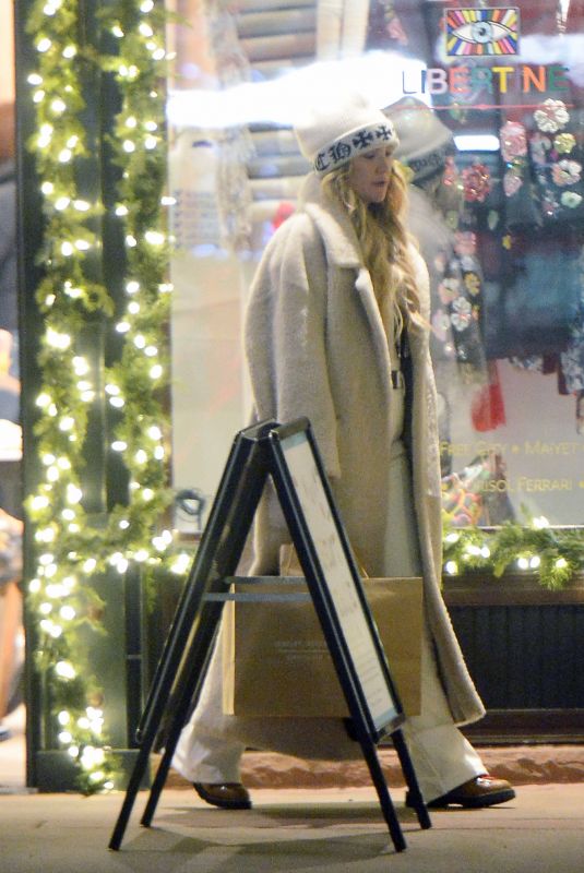 KATE HUDSON Out Shopping in Aspen 12/21/2022