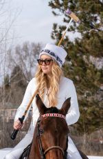 KATE HUDSON SARA FOSTER Riding Ponies in Aspen 12/21/2022
