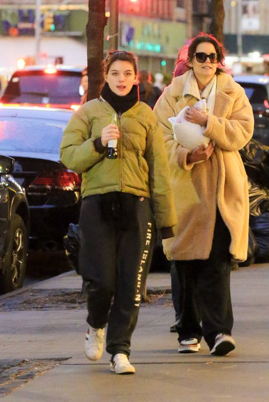 KATIE HOLMES Out at Los Tacos No.1 in New York 12/03/2022