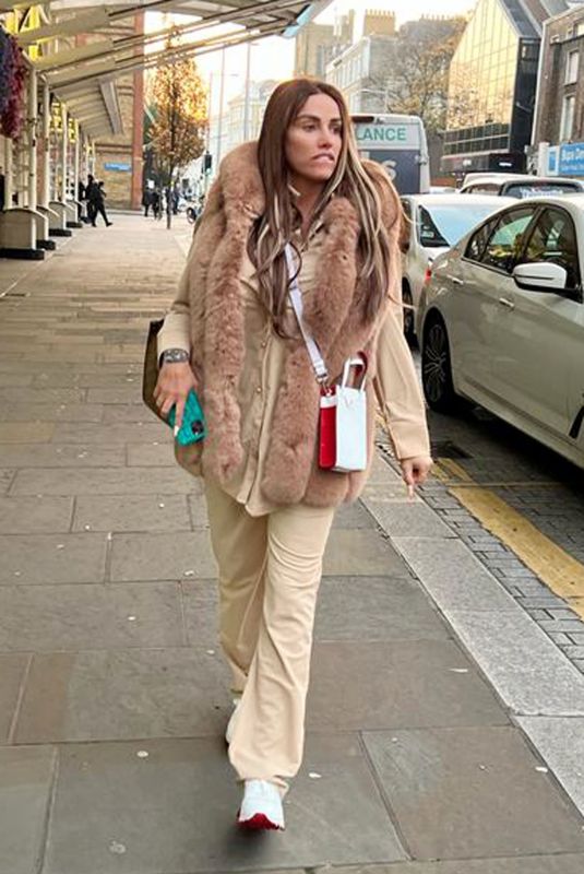 KATIE PRICE Leaves Chelsea and Westminster Hospital 11/30/2022