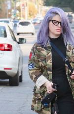 KELLY OSBOURNE Shopping at Juvenile in Sherman Oaks 11/29/2022