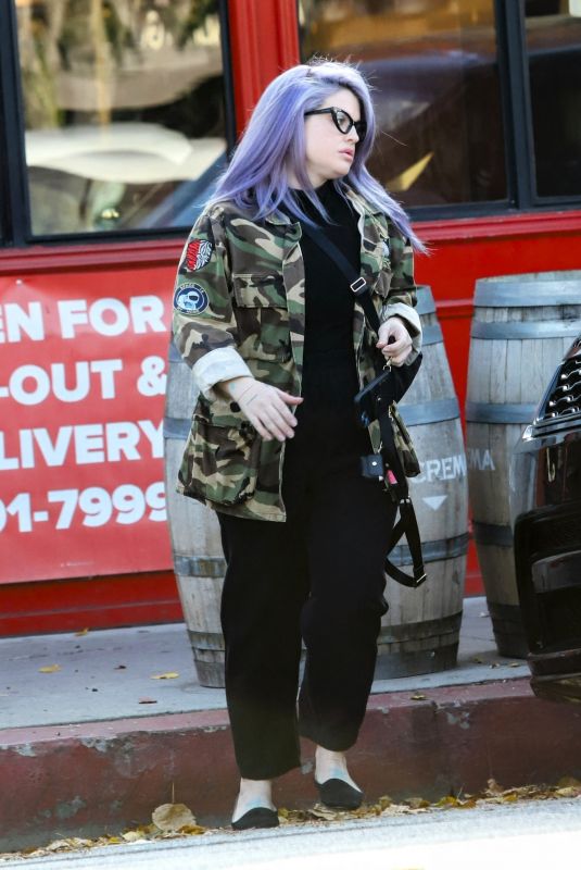 KELLY OSBOURNE Shopping at Juvenile in Sherman Oaks 11/29/2022