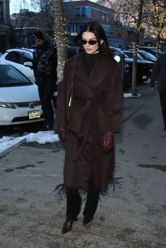 KENDALL and KYLIE JENNER Out Shopping at High-end Boutique Stores in Aspen 12/10/2022