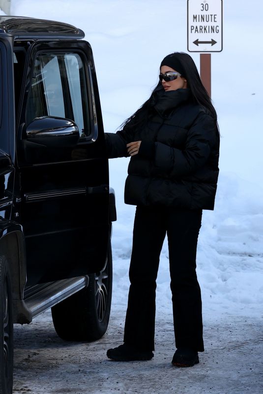 KYLIE JENNER Watches Her Daughter Gets Ski Lessons in Aspen 12/11/2022
