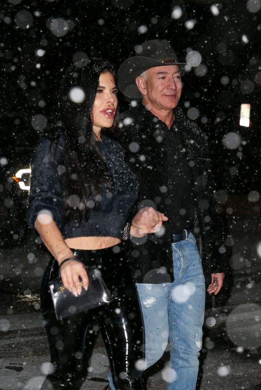 LAUREN SANCHEZ and Jeff Bezos Night Out in Aspen 12/28/2022