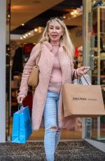 LINDA THOMPSON Shopping at Kitson in Beverly Hills 12/22/2022