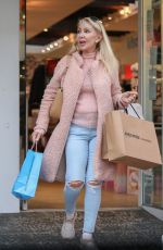 LINDA THOMPSON Shopping at Kitson in Beverly Hills 12/22/2022